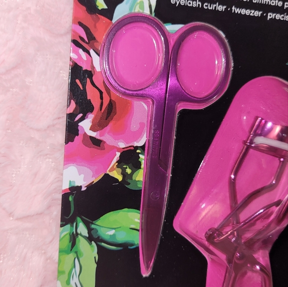 Betsey Johnson Lash & Brow Set - Picture 3 of 8